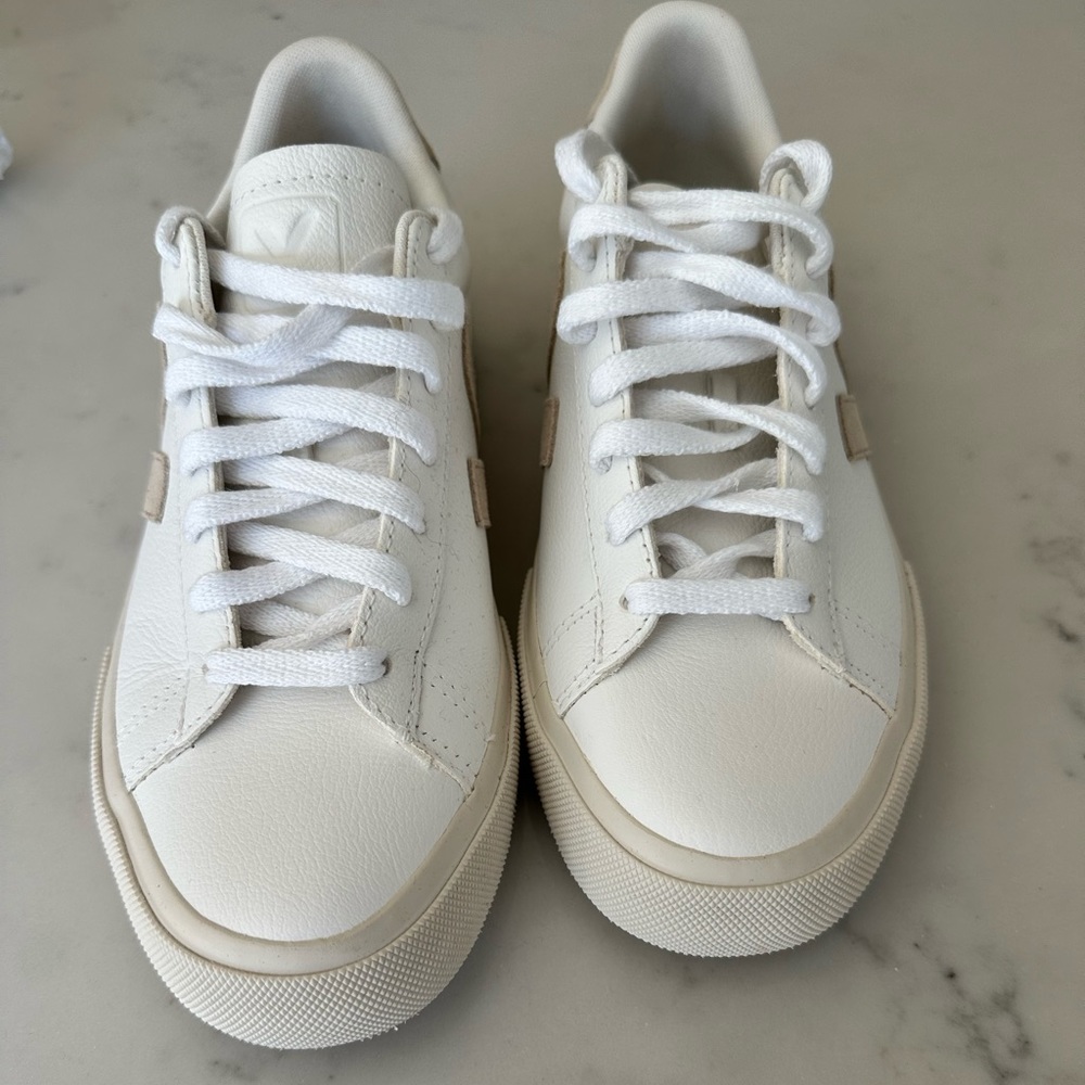 Veja Campo Women’s size 7 extra white/almond color